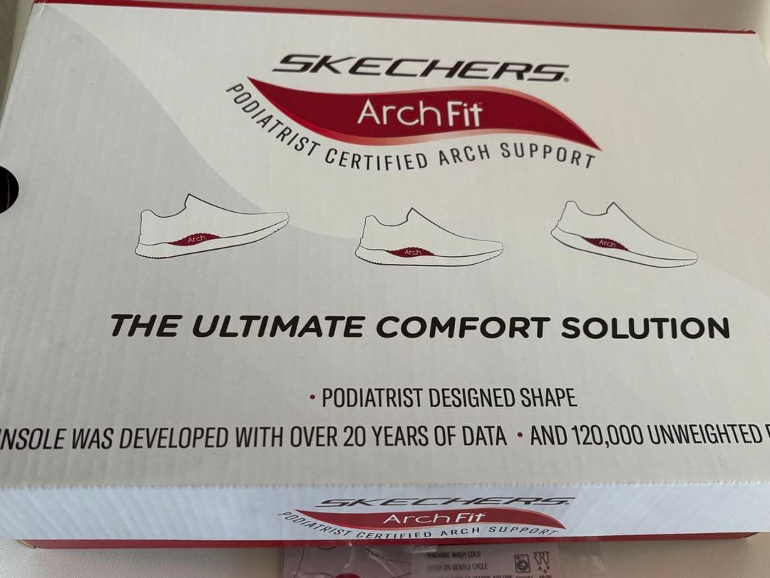 幅広　スケッチャーズ　アーチフィット　ワイドフィットスニーカー　24cm