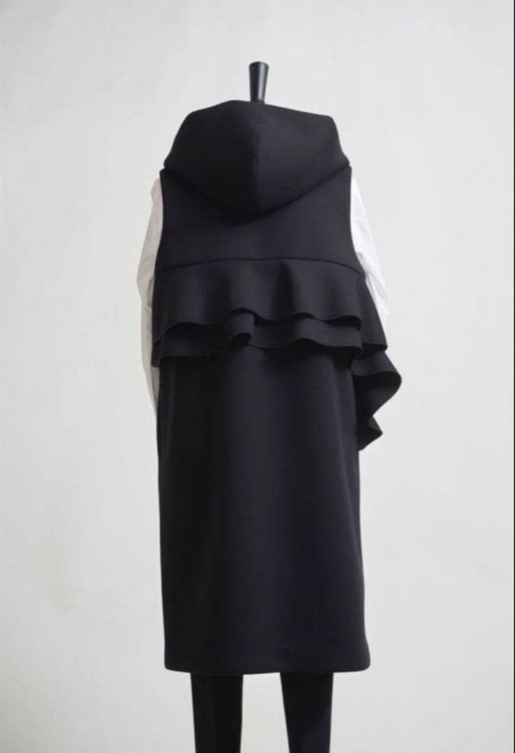 フード付きブラックロングベスト