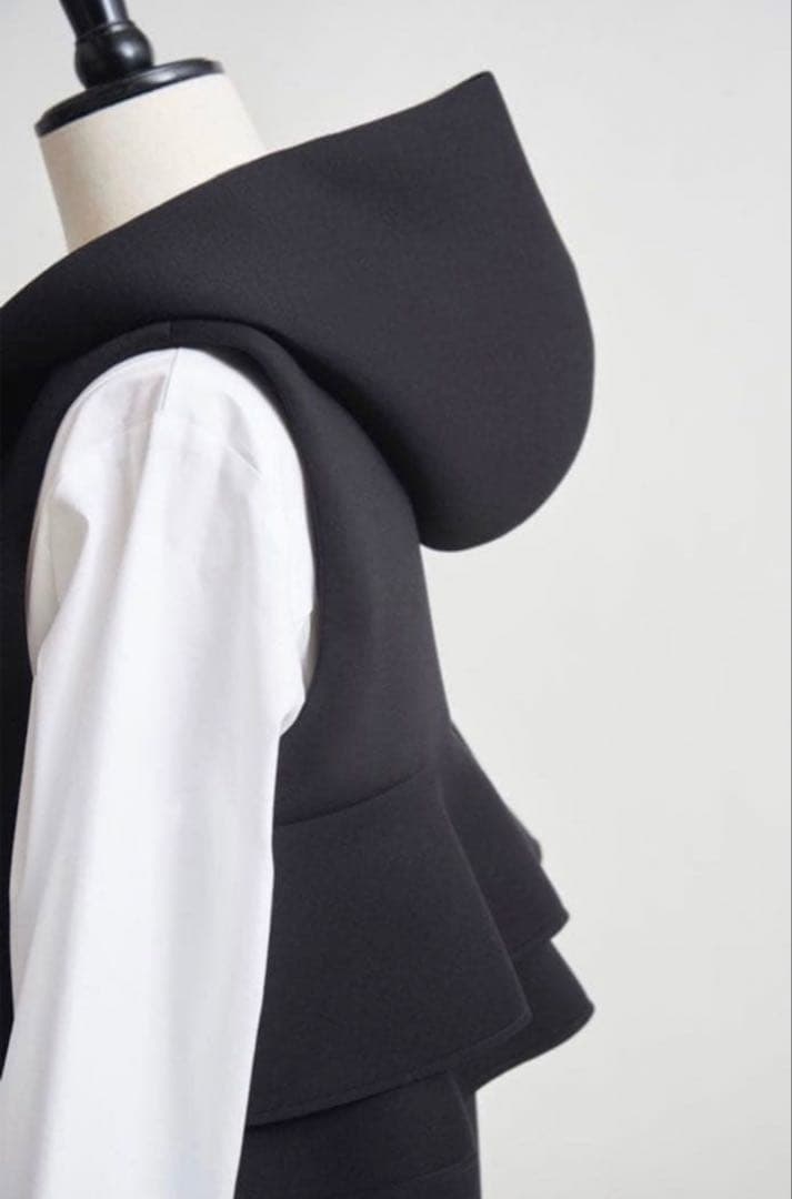 フード付きブラックロングベスト