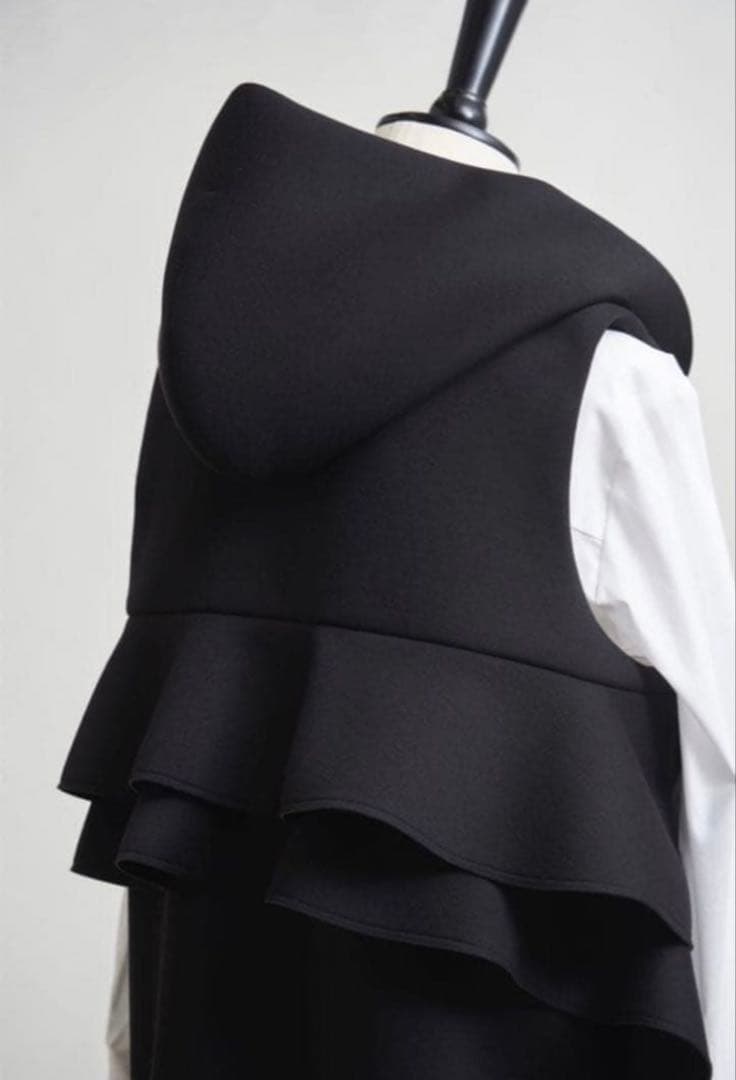 フード付きブラックロングベスト