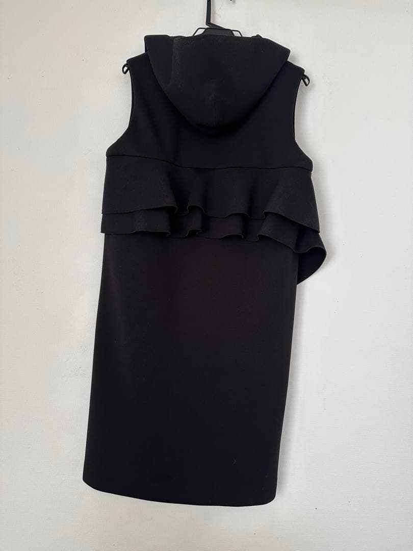 フード付きブラックロングベスト