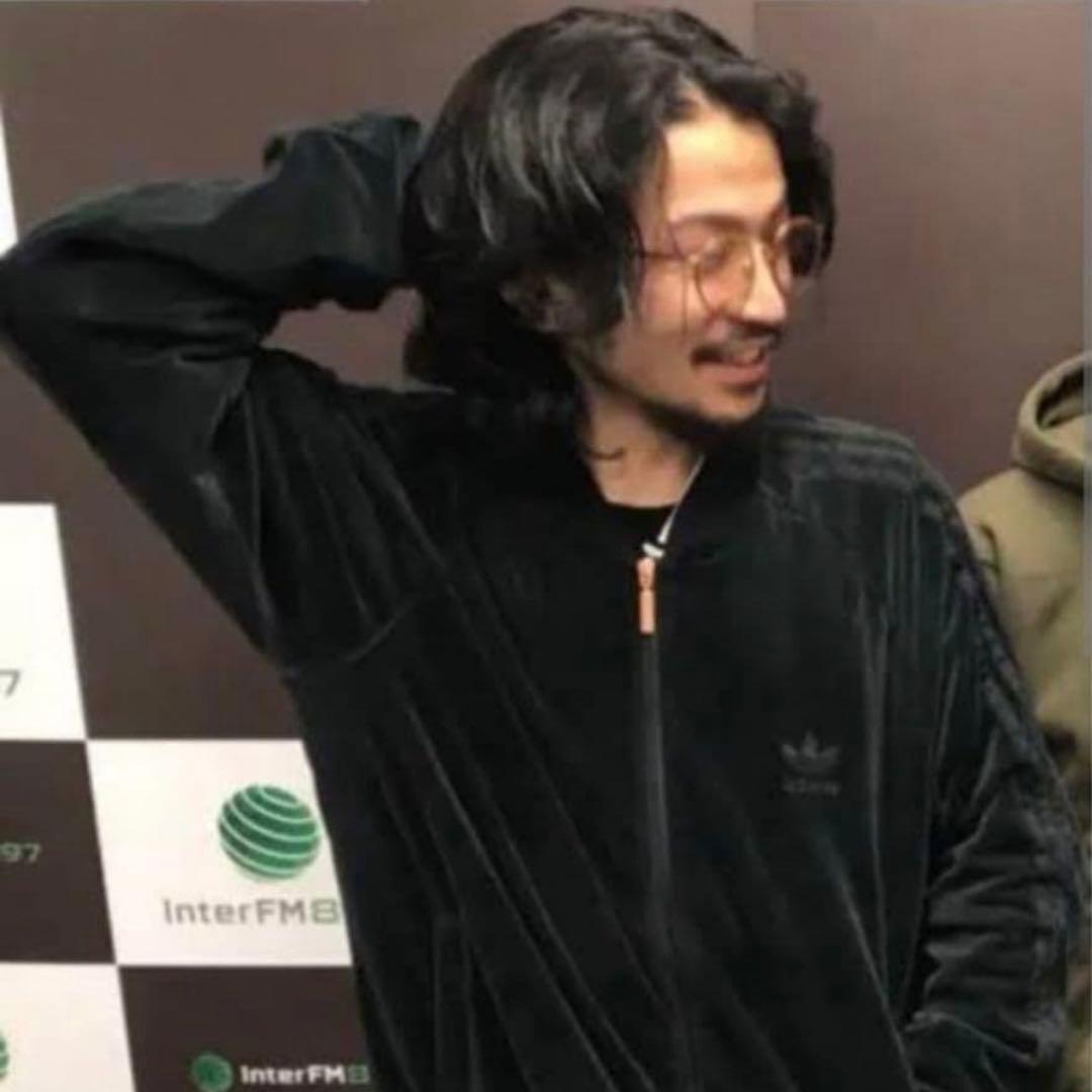 アディダスオリジナルス　黒ベロア　サイズLL　King Gnu常田着用