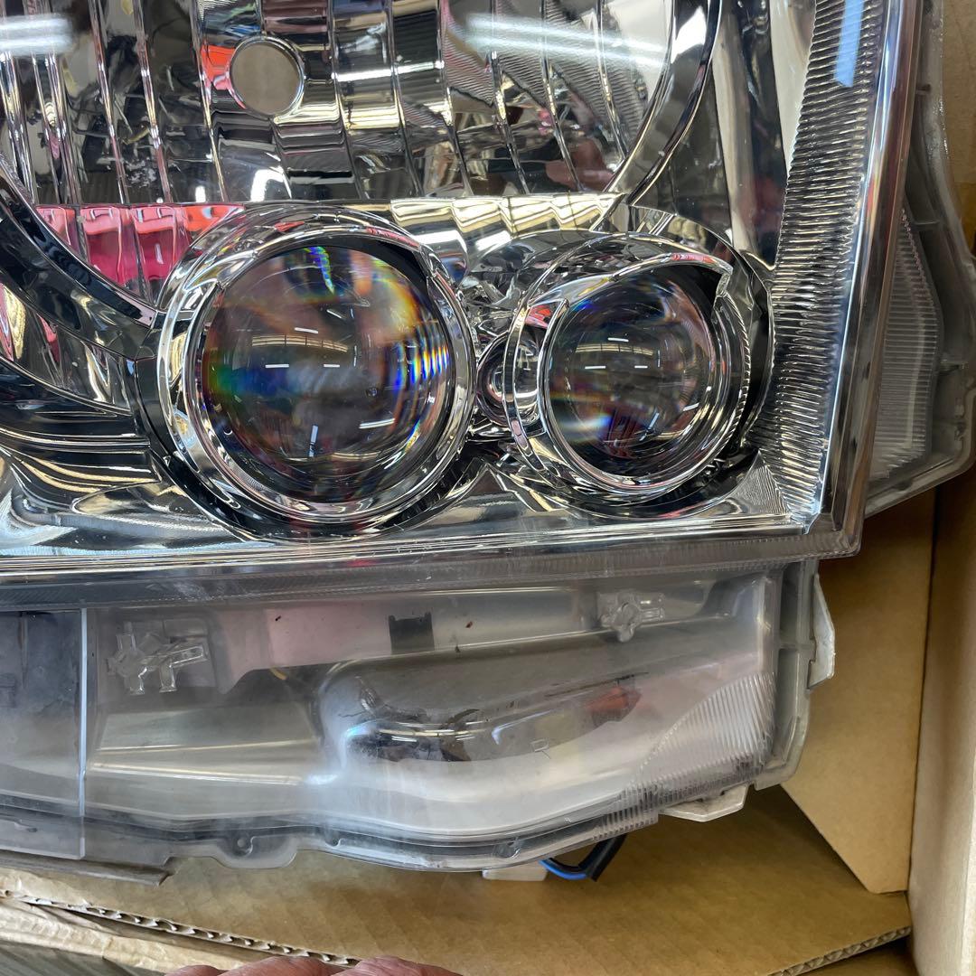 ハイエース　GDH201V 右LEDヘッドライト