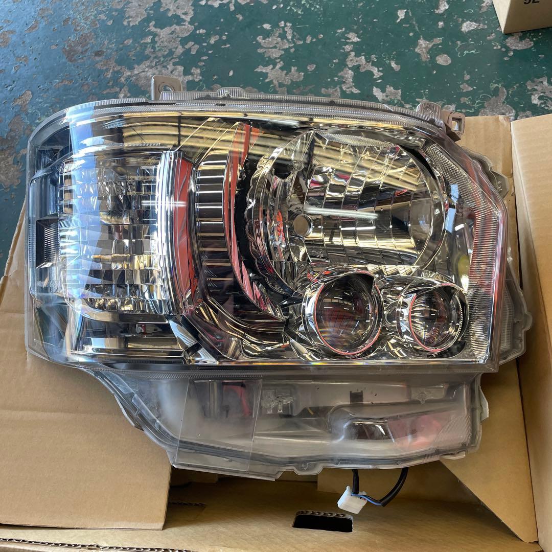 ハイエース　GDH201V 右LEDヘッドライト