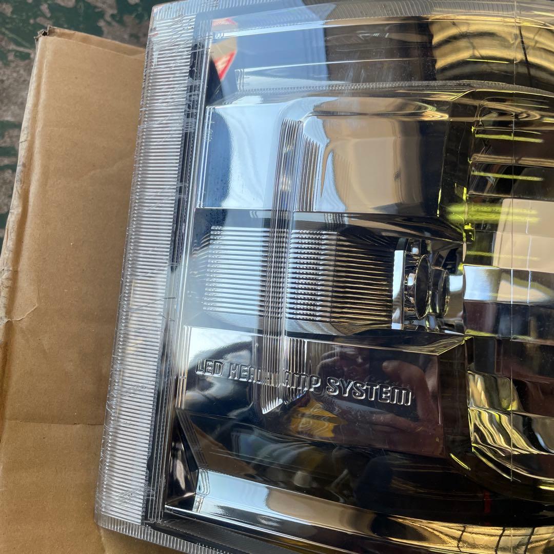 ハイエース　GDH201V 右LEDヘッドライト