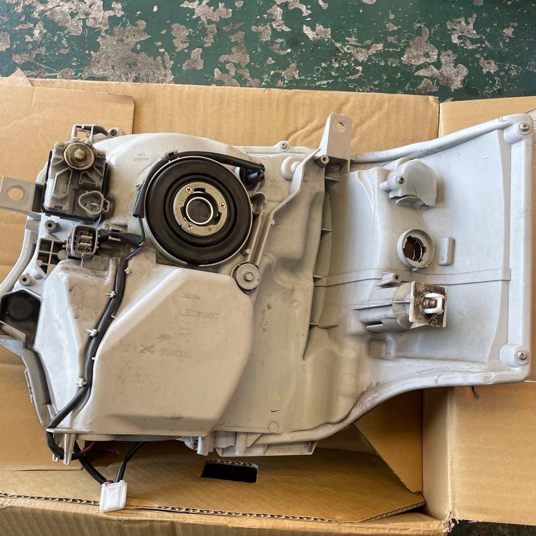 ハイエース　GDH201V 右LEDヘッドライト