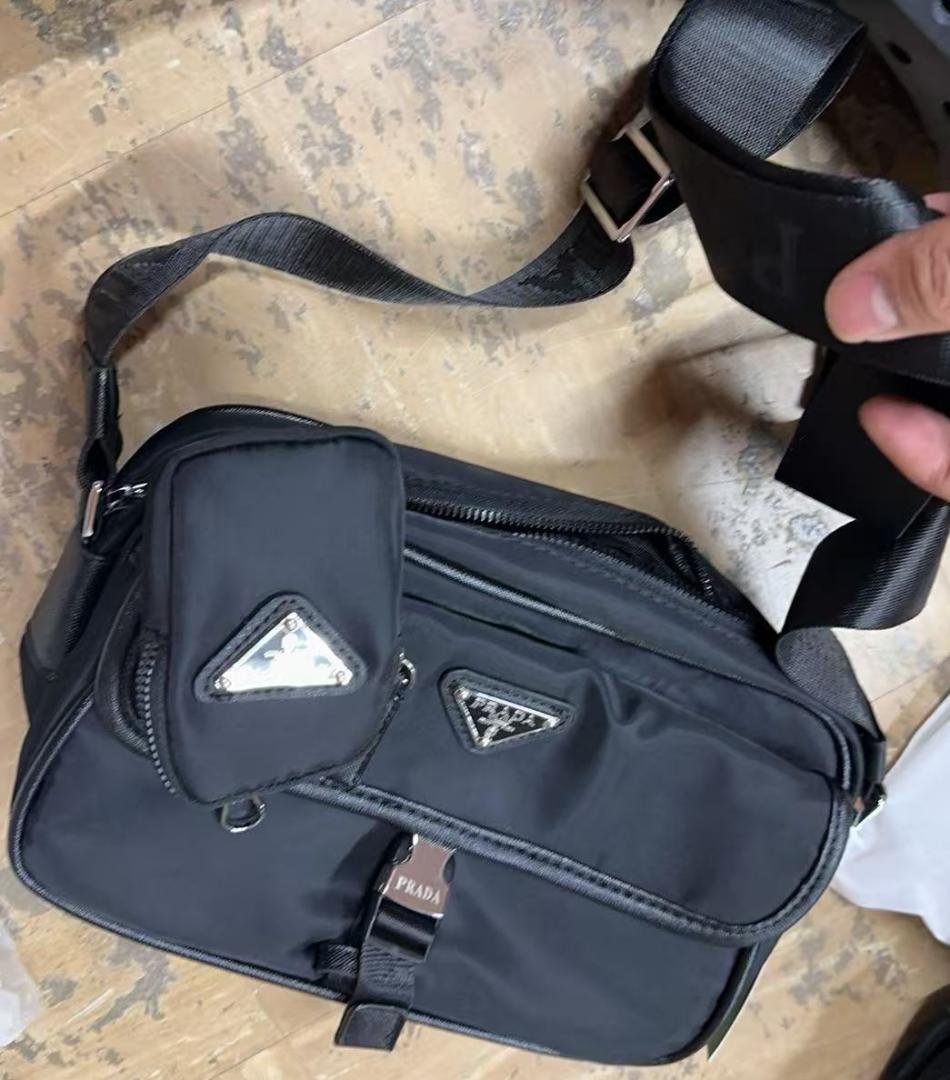 VIP顧客・プラダ再生ナイロンとサフィアーノレザー ショルダーバッグ