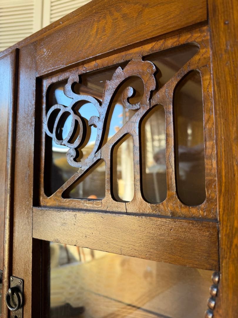 飾り棚 茶箪笥 レトロ 木製 古家具 アンティーク ゆらゆらガラス 木彫り