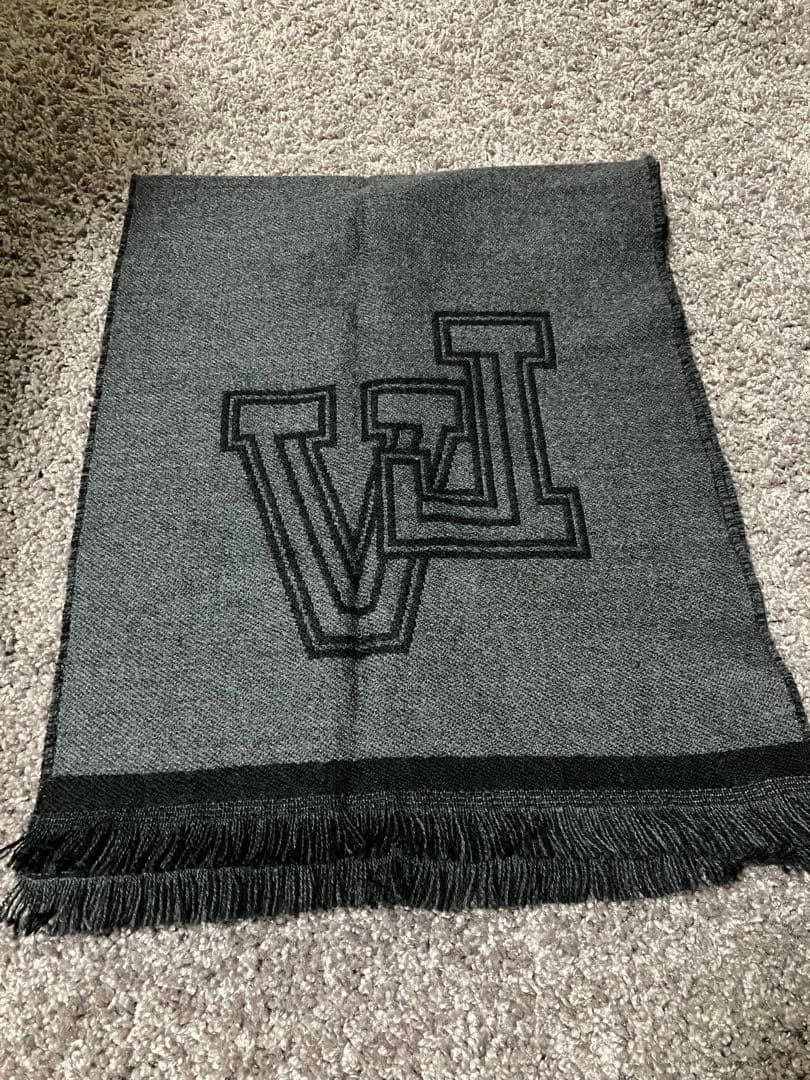 Louis Vuitton ブラック マフラー ロゴ付き