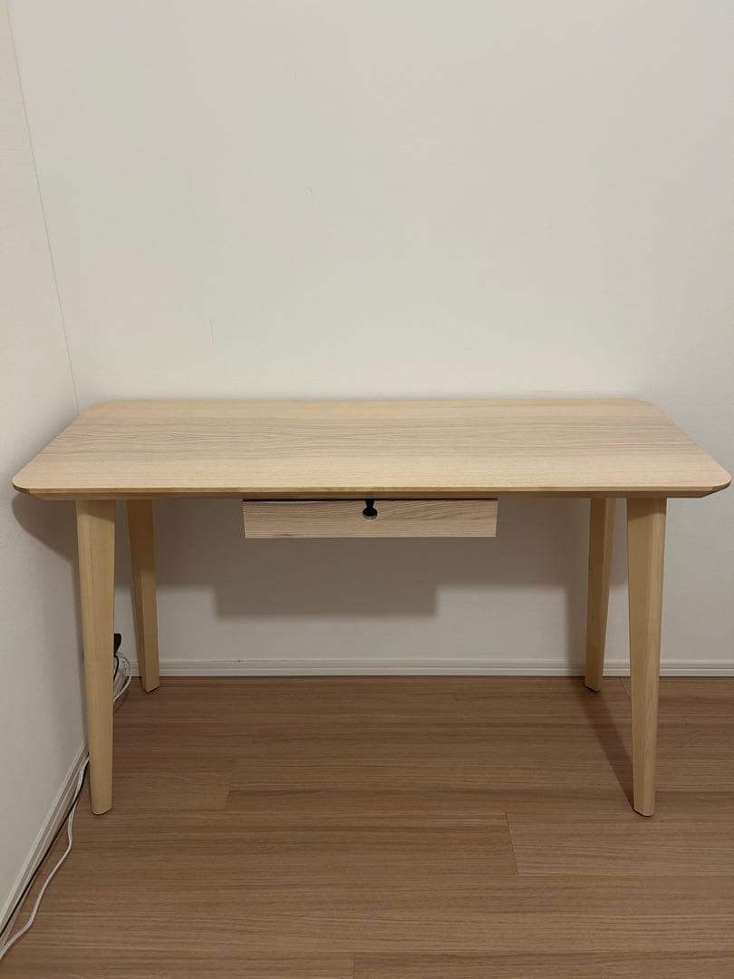 IKEA デスク　リーサボー　LISABO