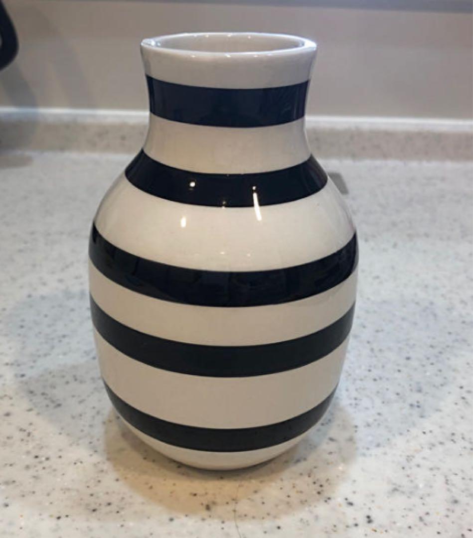 ストライプデザインの陶器製花瓶