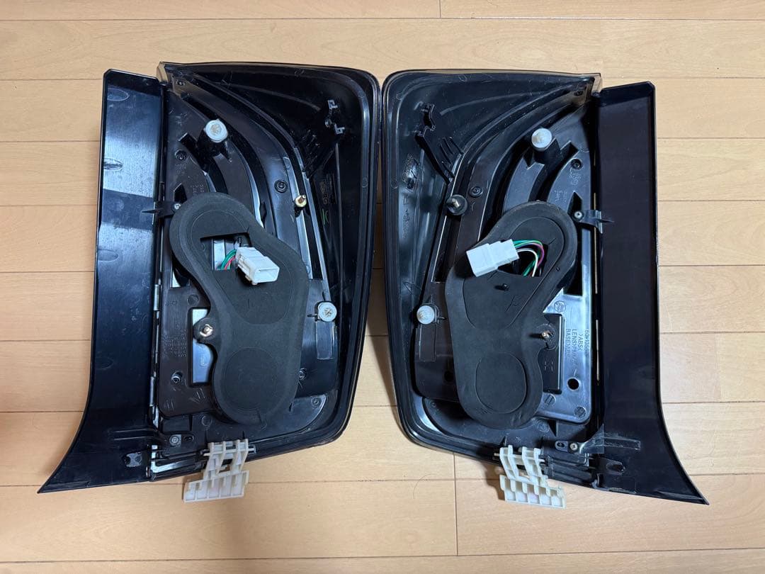 30プリウス VALENTI スモークテール　ソーケンシャル　美品