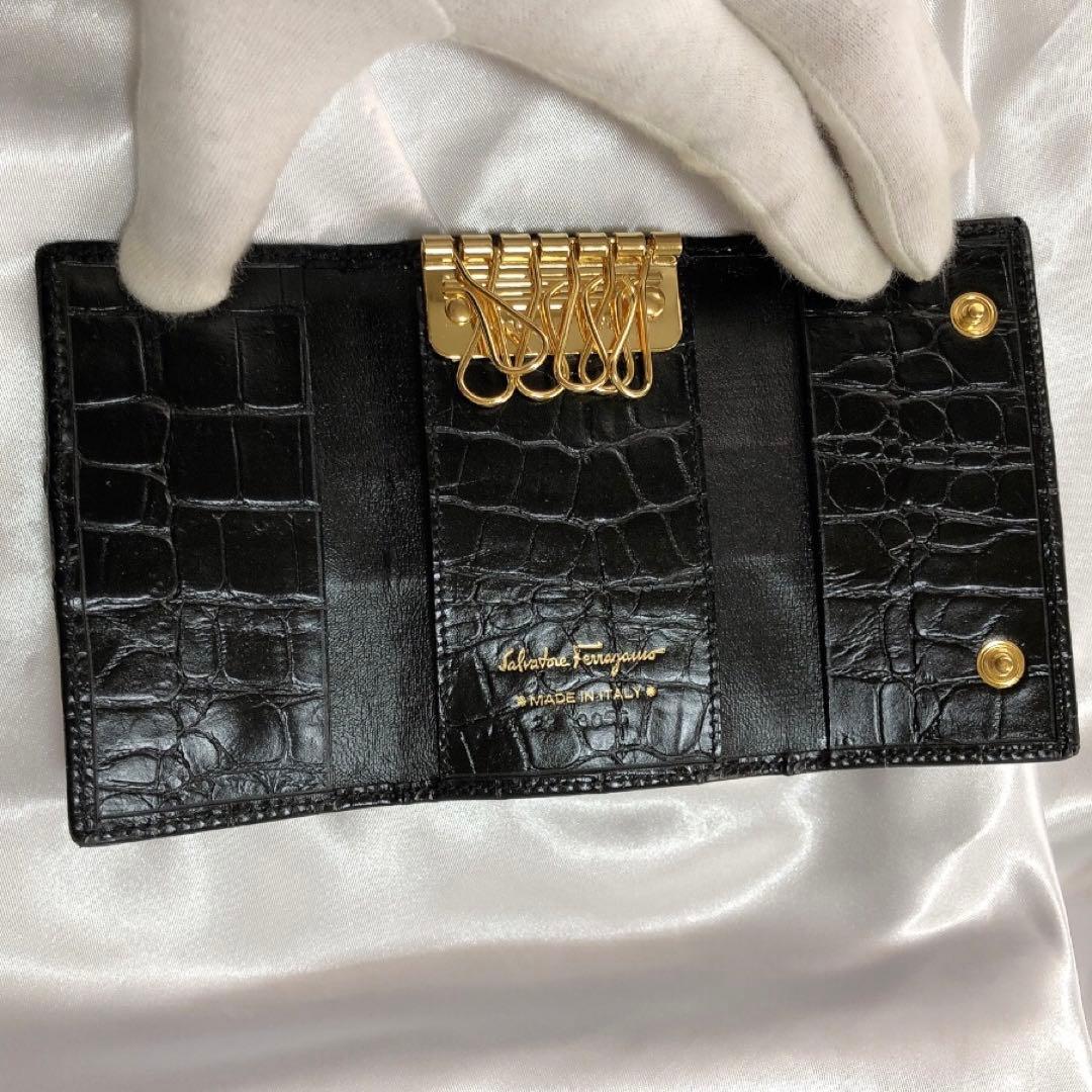 【美品】Ferragamo フェラガモ　型押し　ヴァラリボンキーケース　黒