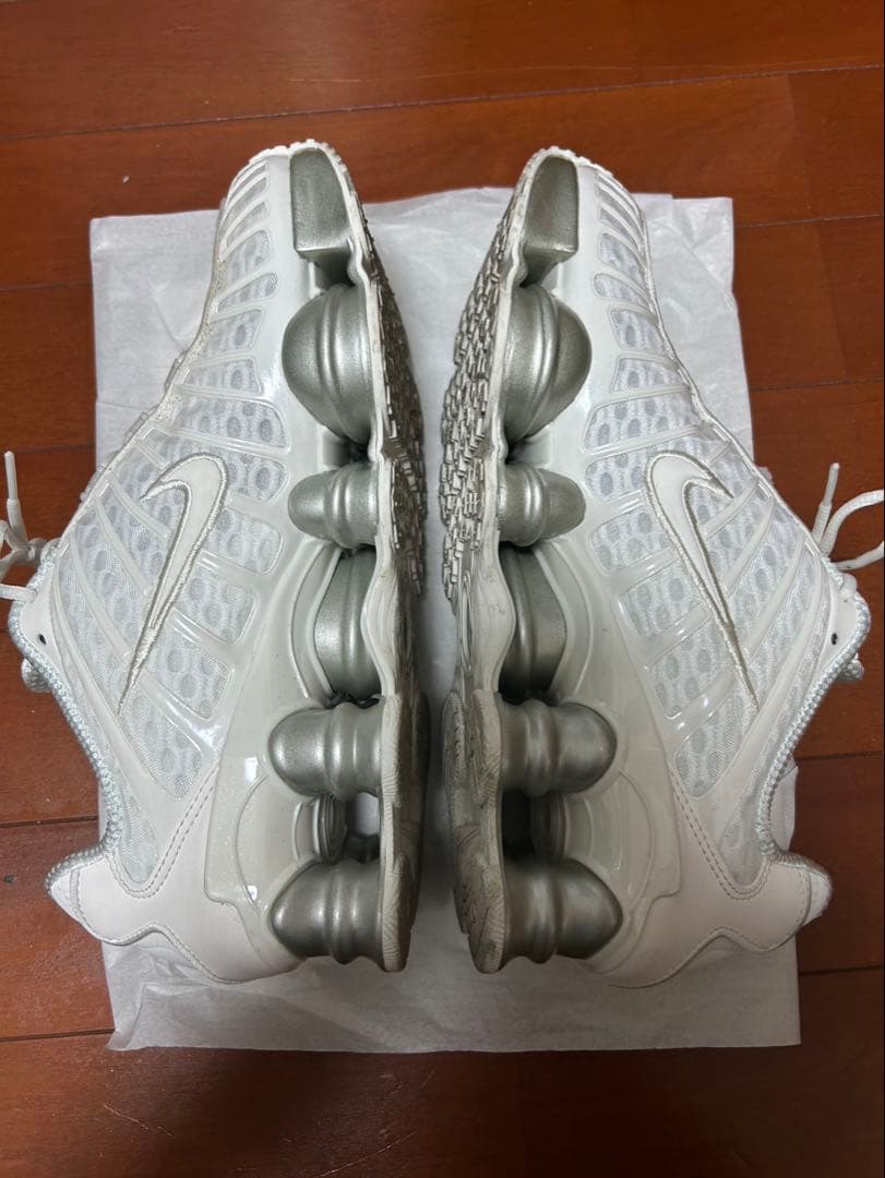 Nike Shox ホワイト スニーカー