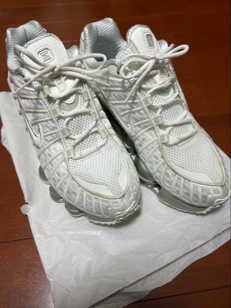 Nike Shox ホワイト スニーカー