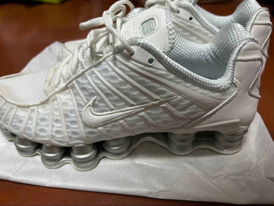 Nike Shox ホワイト スニーカー