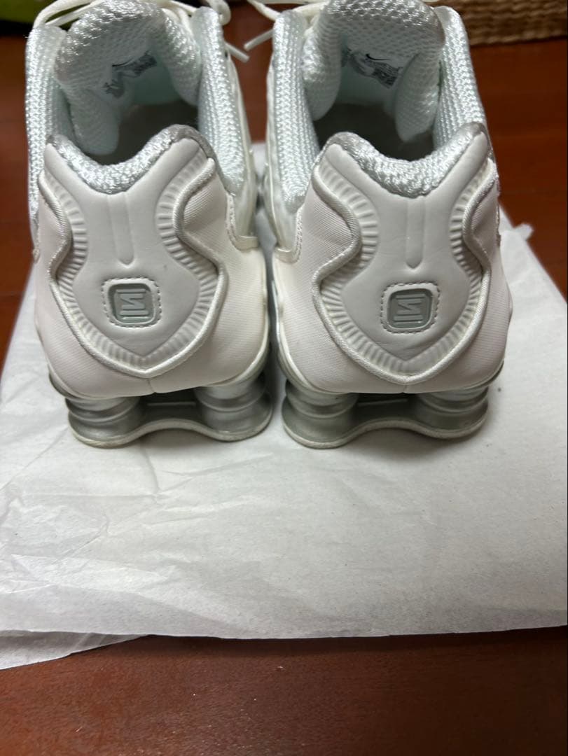 Nike Shox ホワイト スニーカー