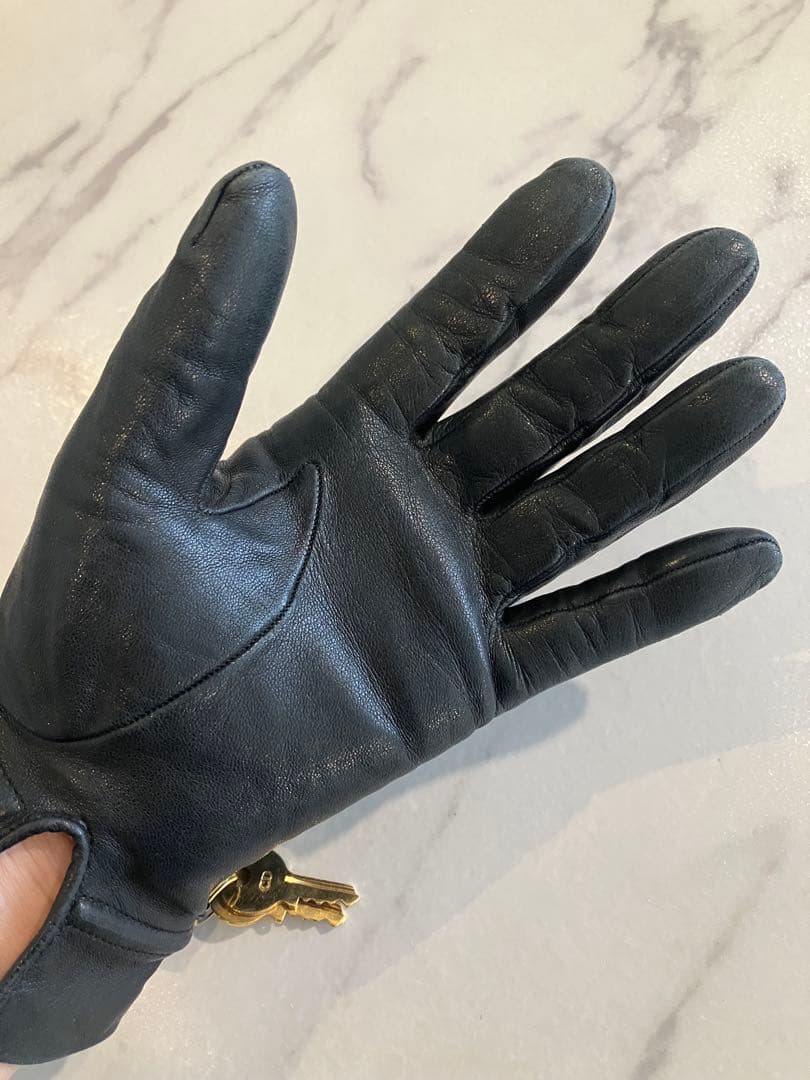 ディオール　グローブ　レザー手袋 黒 カデナ、鍵チャーム付き　Dior
