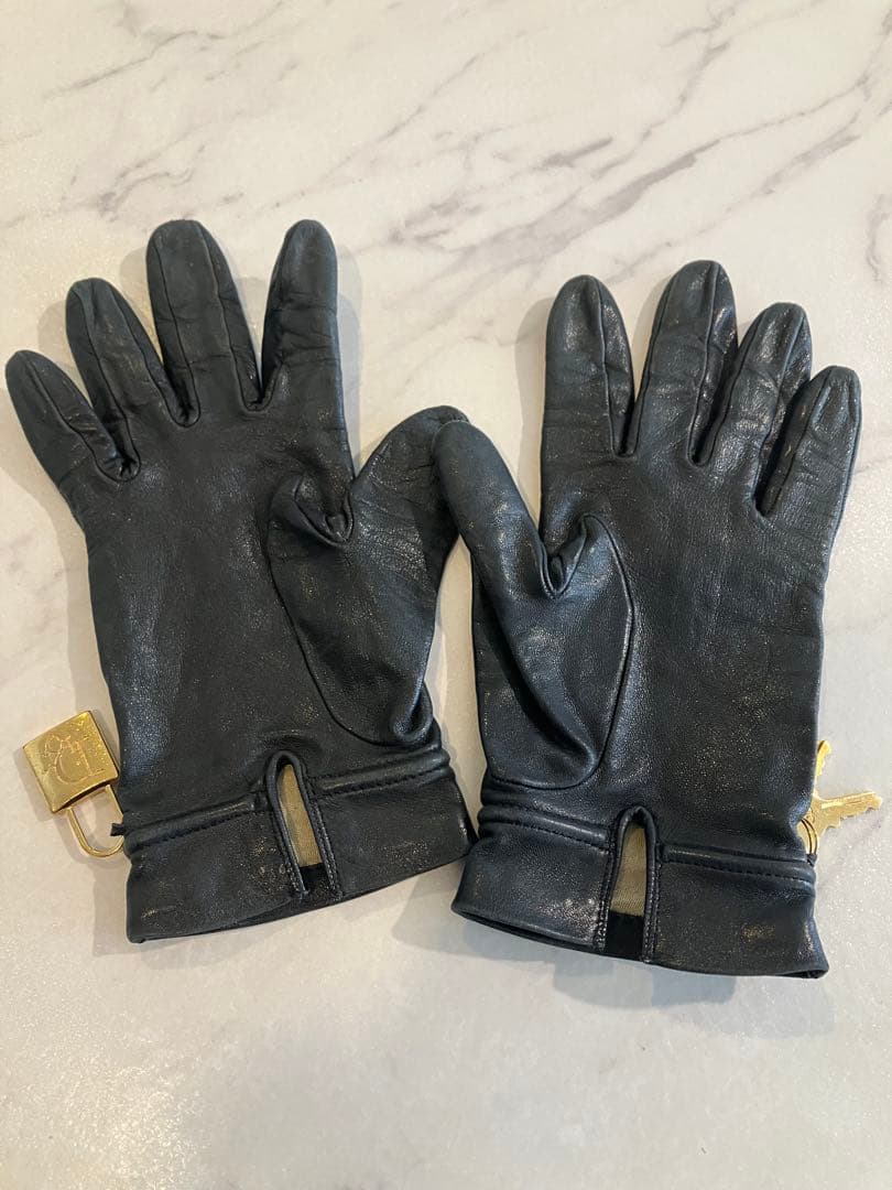 ディオール　グローブ　レザー手袋 黒 カデナ、鍵チャーム付き　Dior
