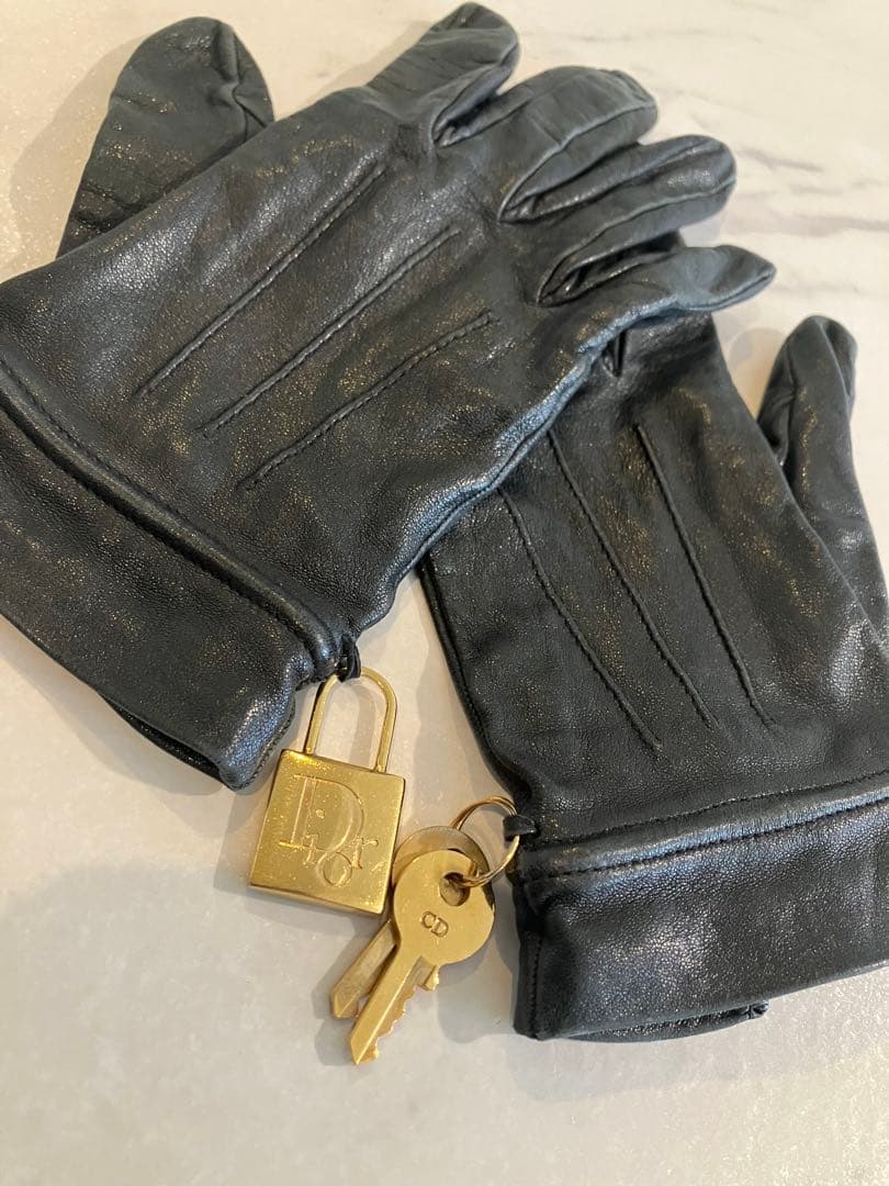 ディオール　グローブ　レザー手袋 黒 カデナ、鍵チャーム付き　Dior