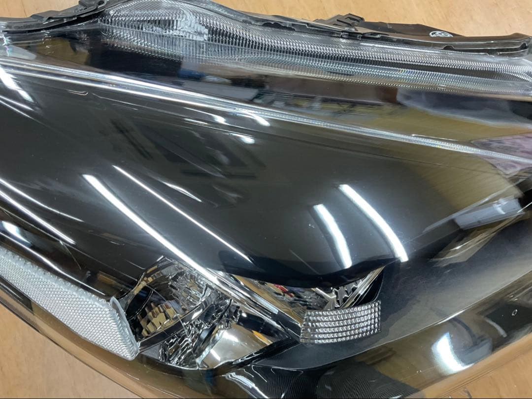 マツダ　マツダ2 右ヘッドライト