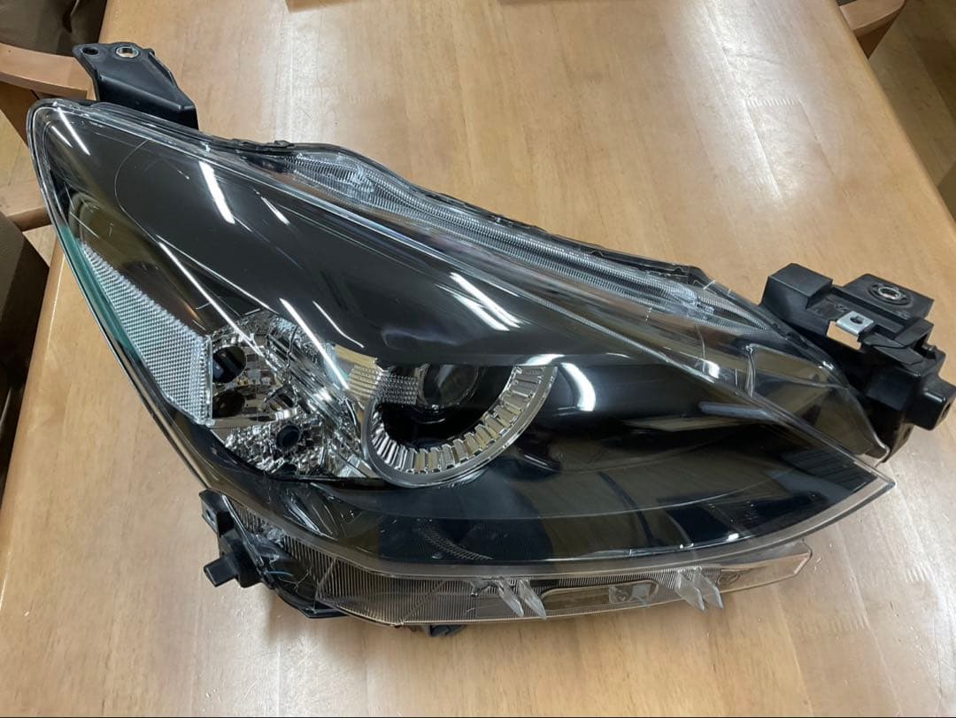 マツダ　マツダ2 右ヘッドライト