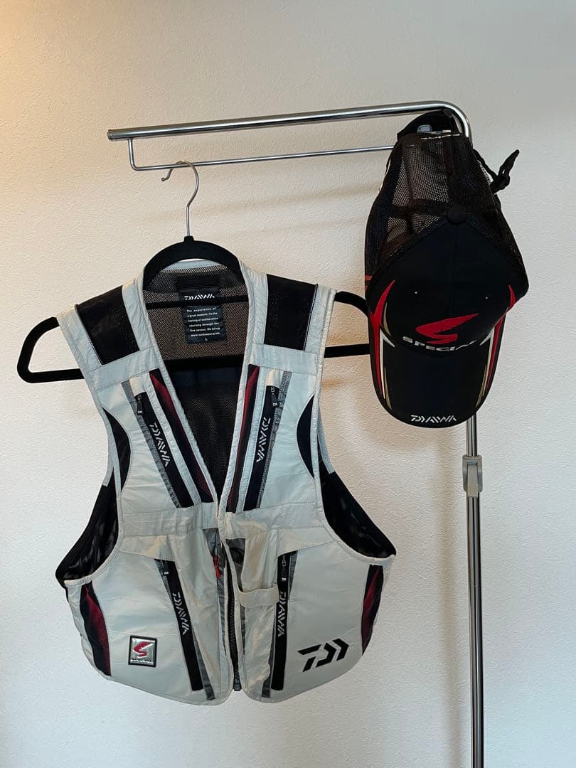n*o様 美品　ダイワ　スペシャル　バリアテックショートメッシュベスト、キャップ