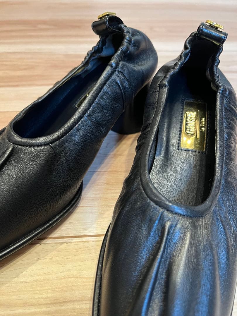 Le Talon GRISE ギャザー入りブラックレザーパンプス