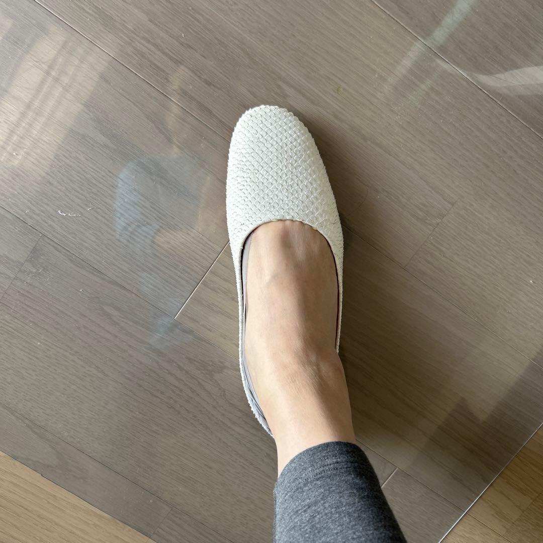 【美品】PIPPICHIC白パイソンフラットシューズ