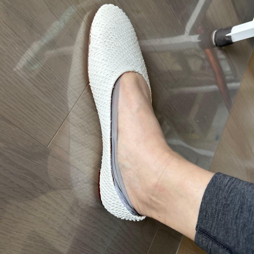 【美品】PIPPICHIC白パイソンフラットシューズ