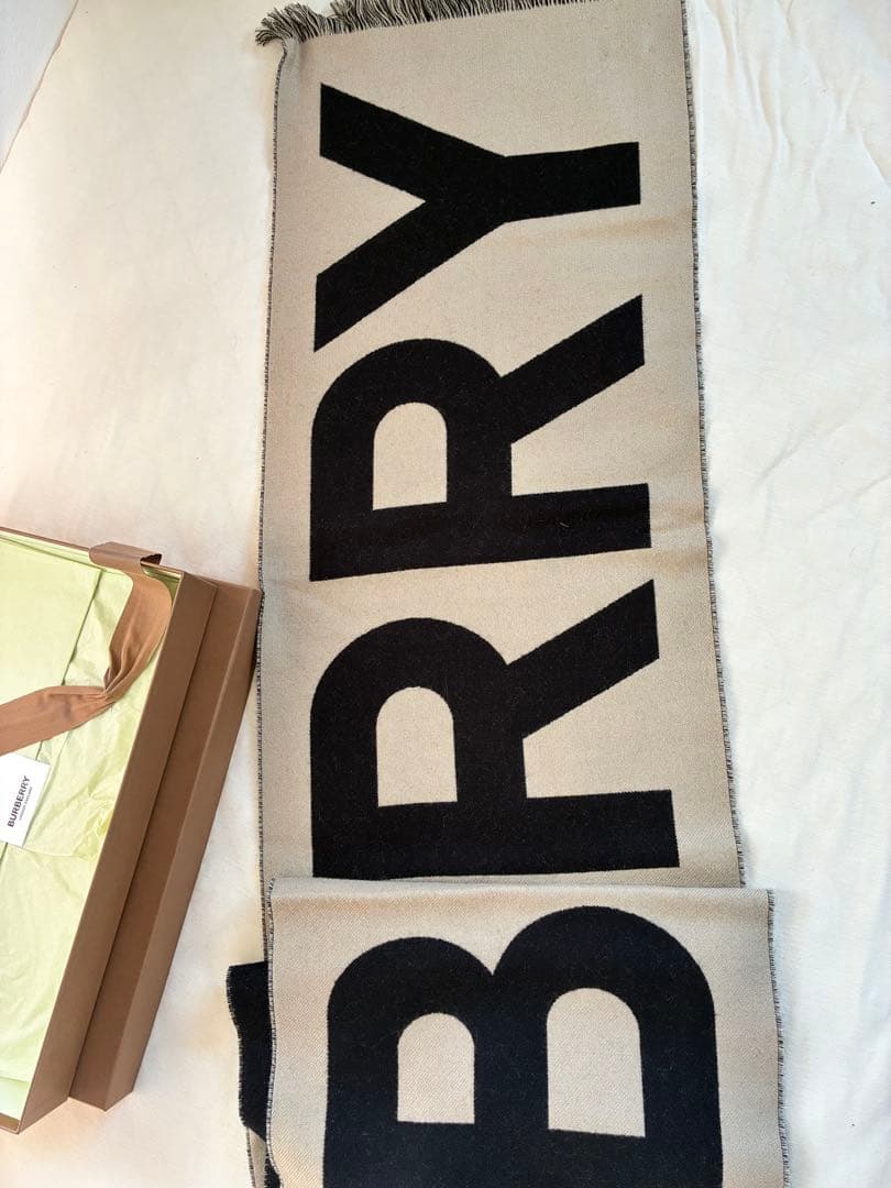 新品未使用！バーバリー　bigロゴマフラー