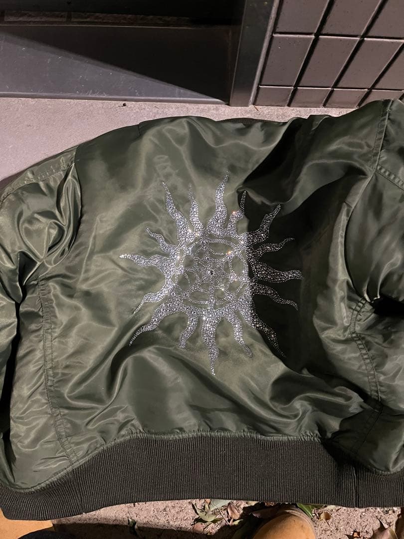 スタッズ付きオリーブMA-1ジャケット