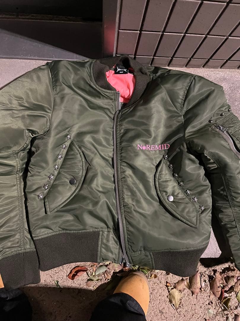 スタッズ付きオリーブMA-1ジャケット