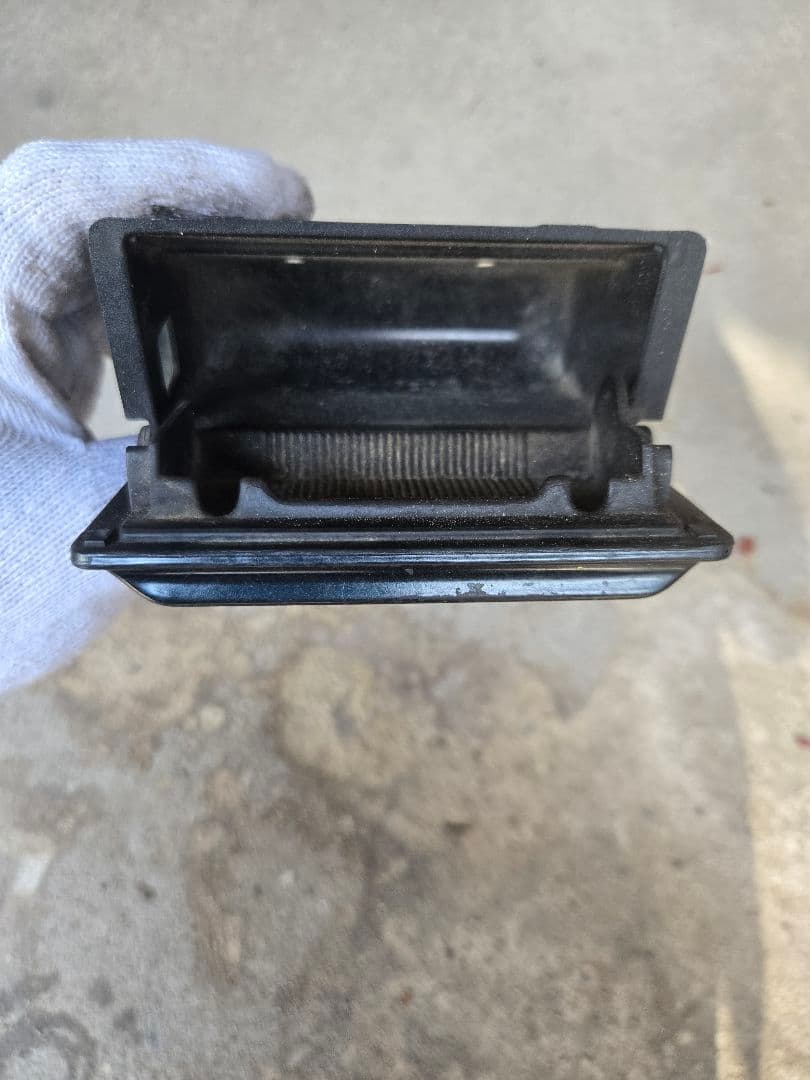 HCR32　黒のプラスチック灰皿