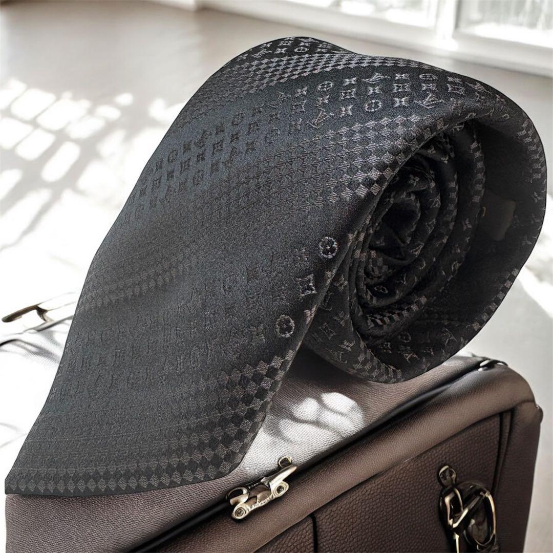 C*O様 【美品】Louis Vuitton 黒 ストライプ柄　ネクタイ