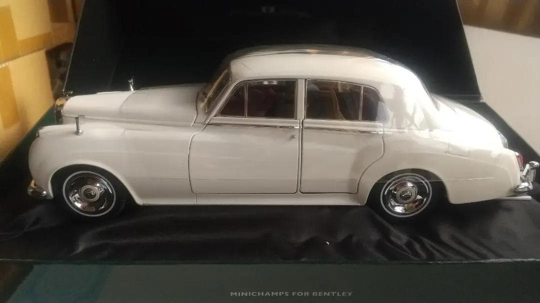 BAEミニチャンプス 1/18 ベントレー S2 リムジン 1954