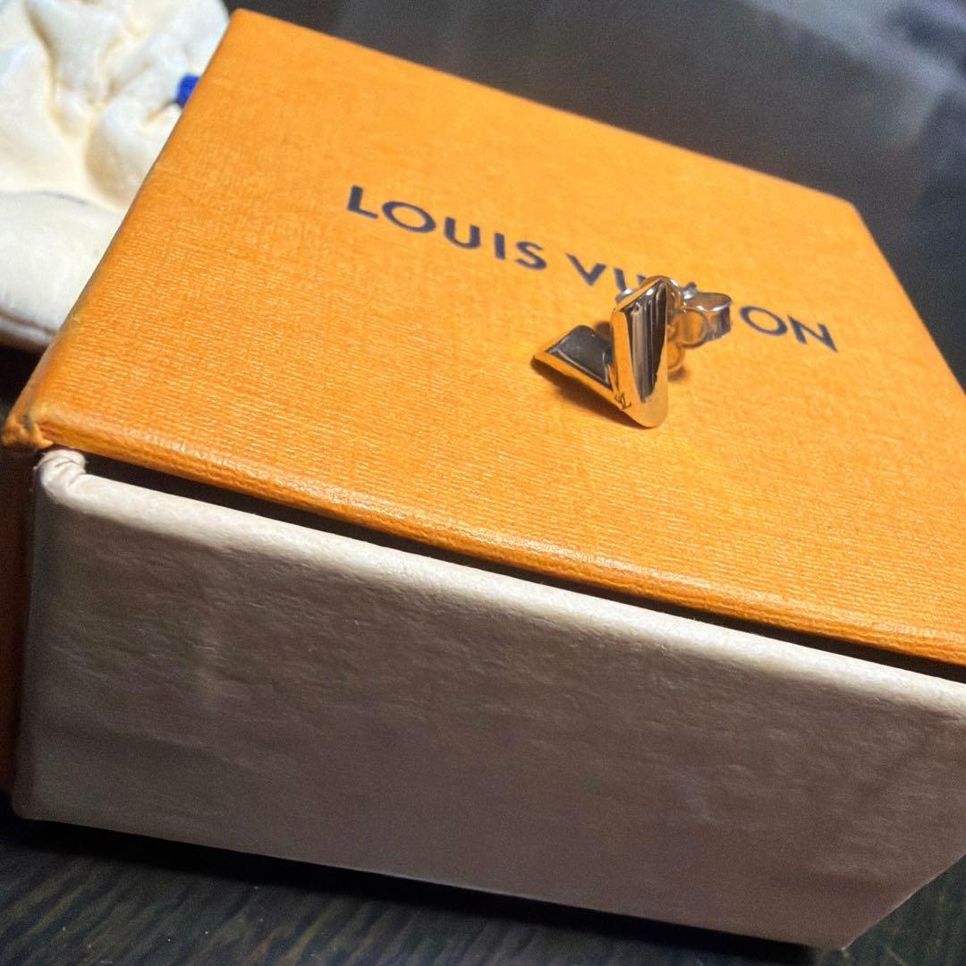 LOUIS VUITTON エッセンシャルVシルバーピアス