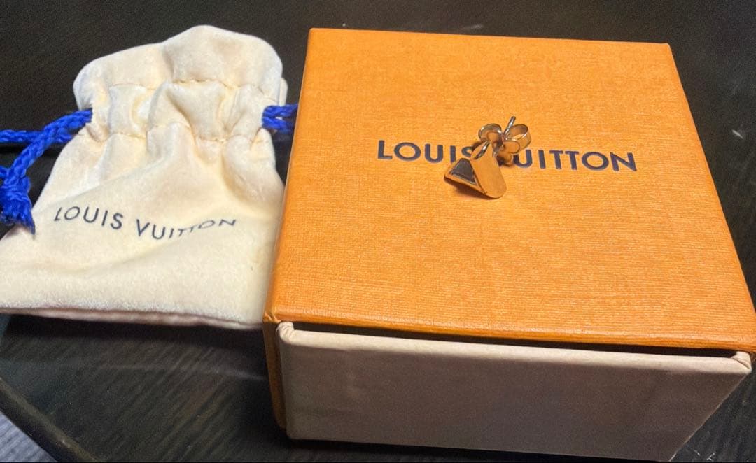 LOUIS VUITTON エッセンシャルVシルバーピアス