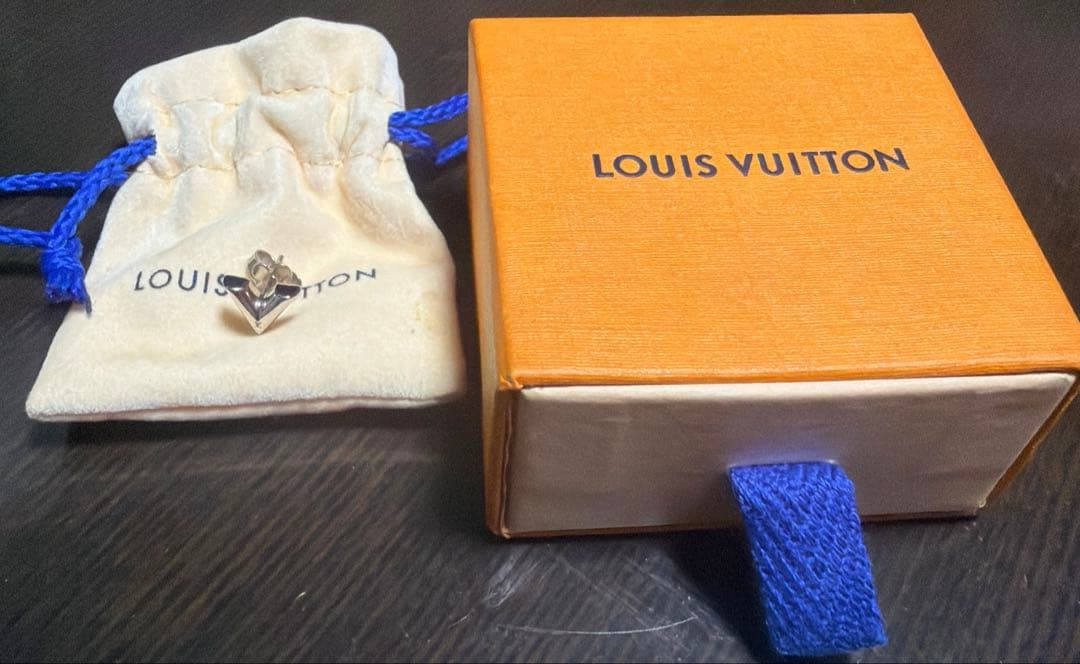 LOUIS VUITTON エッセンシャルVシルバーピアス