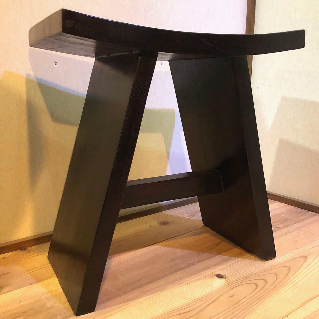 ずっしりとしたチーク材のスツール ダークカラー 腰掛 椅子 チーク無垢材