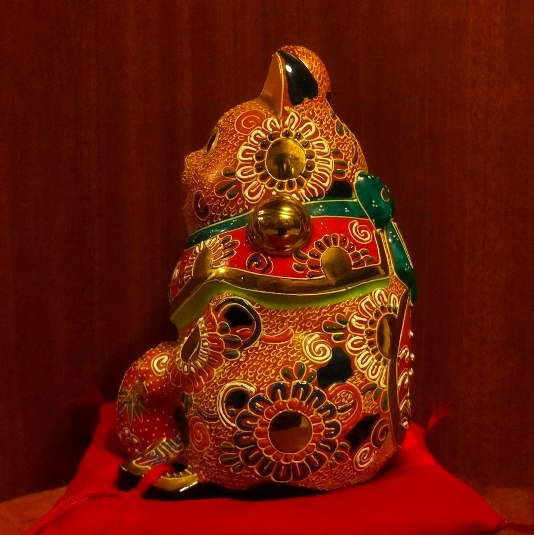 九谷焼 招き猫 赤盛６号 打ち出の小槌 右手上げ 座布団付き