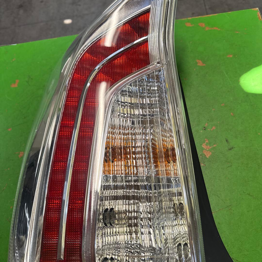 トヨタ　プリウス　30 後期　テールランプ　テールライト　左右セット　中古品