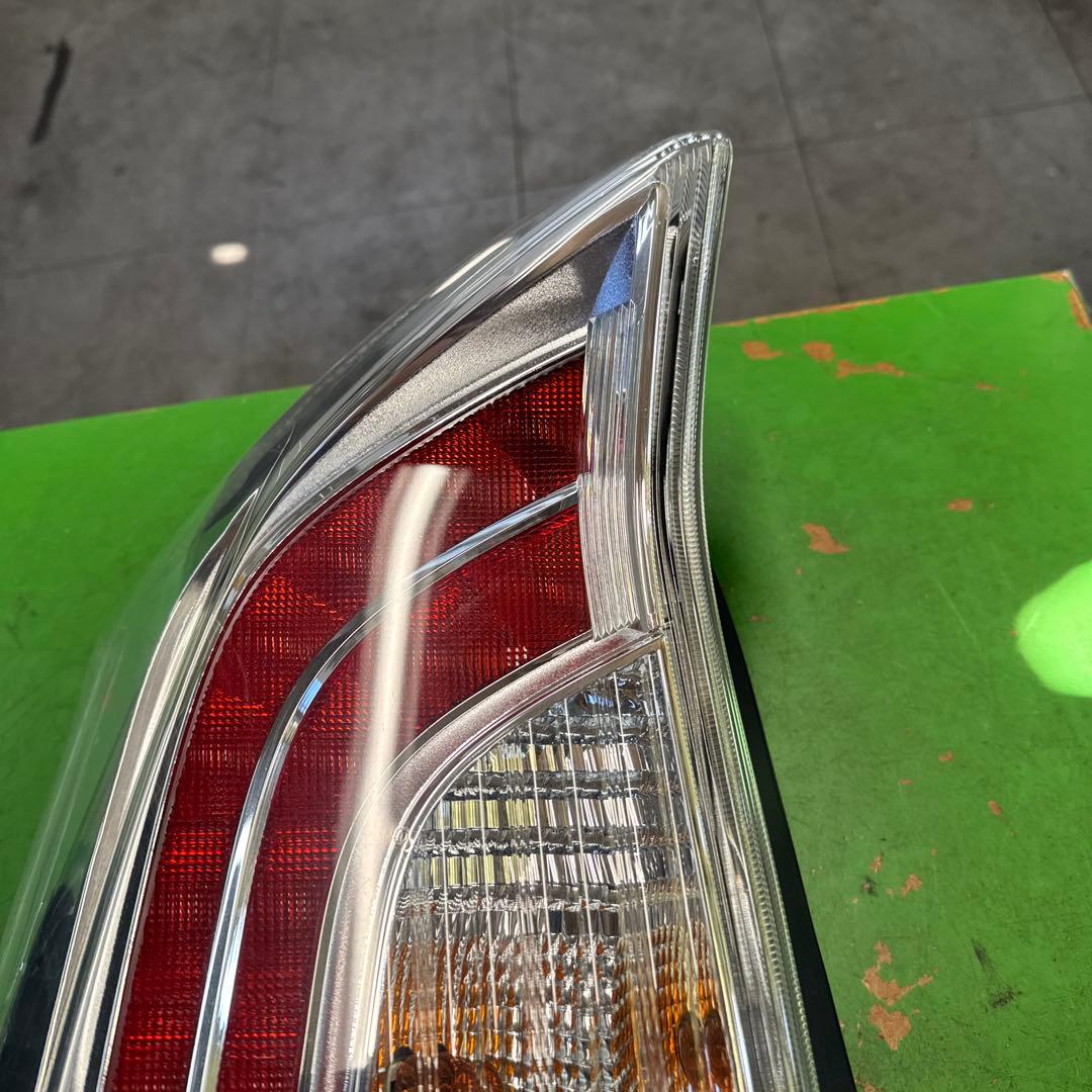 トヨタ　プリウス　30 後期　テールランプ　テールライト　左右セット　中古品