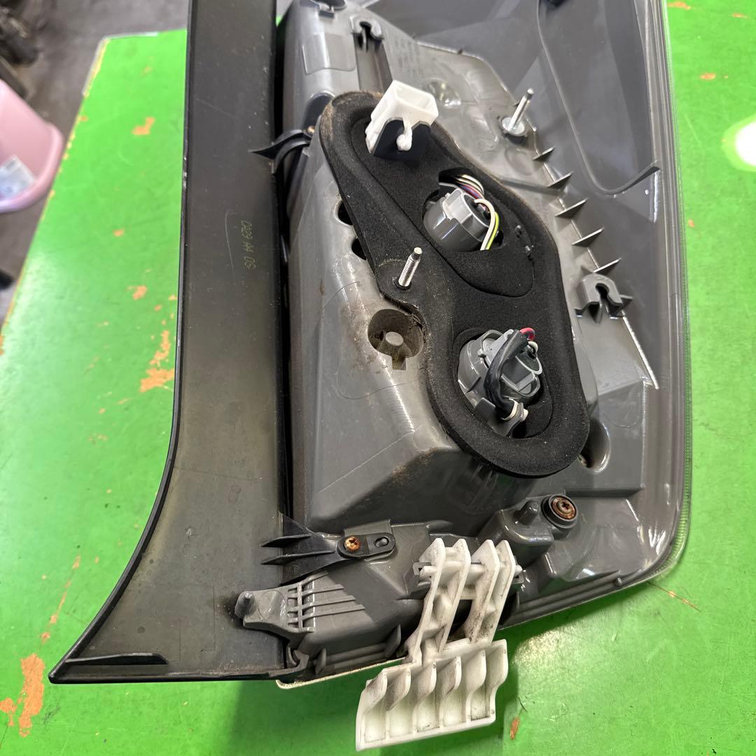 トヨタ　プリウス　30 後期　テールランプ　テールライト　左右セット　中古品