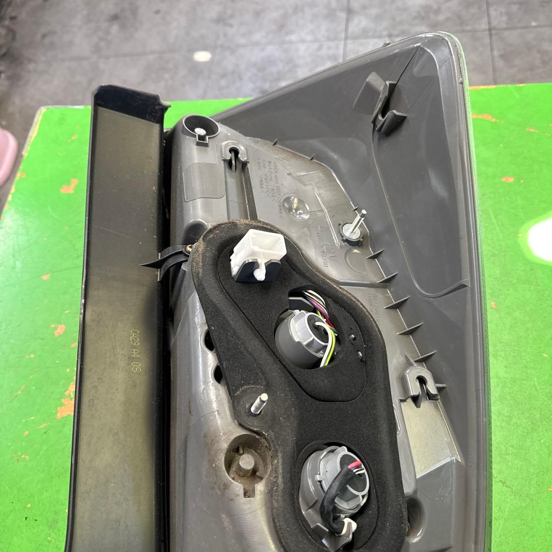 トヨタ　プリウス　30 後期　テールランプ　テールライト　左右セット　中古品