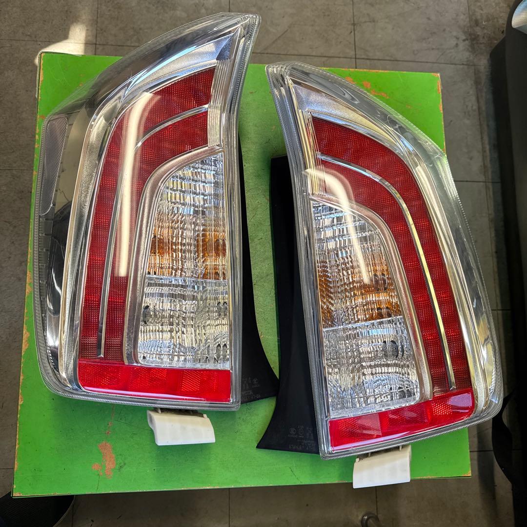 トヨタ　プリウス　30 後期　テールランプ　テールライト　左右セット　中古品