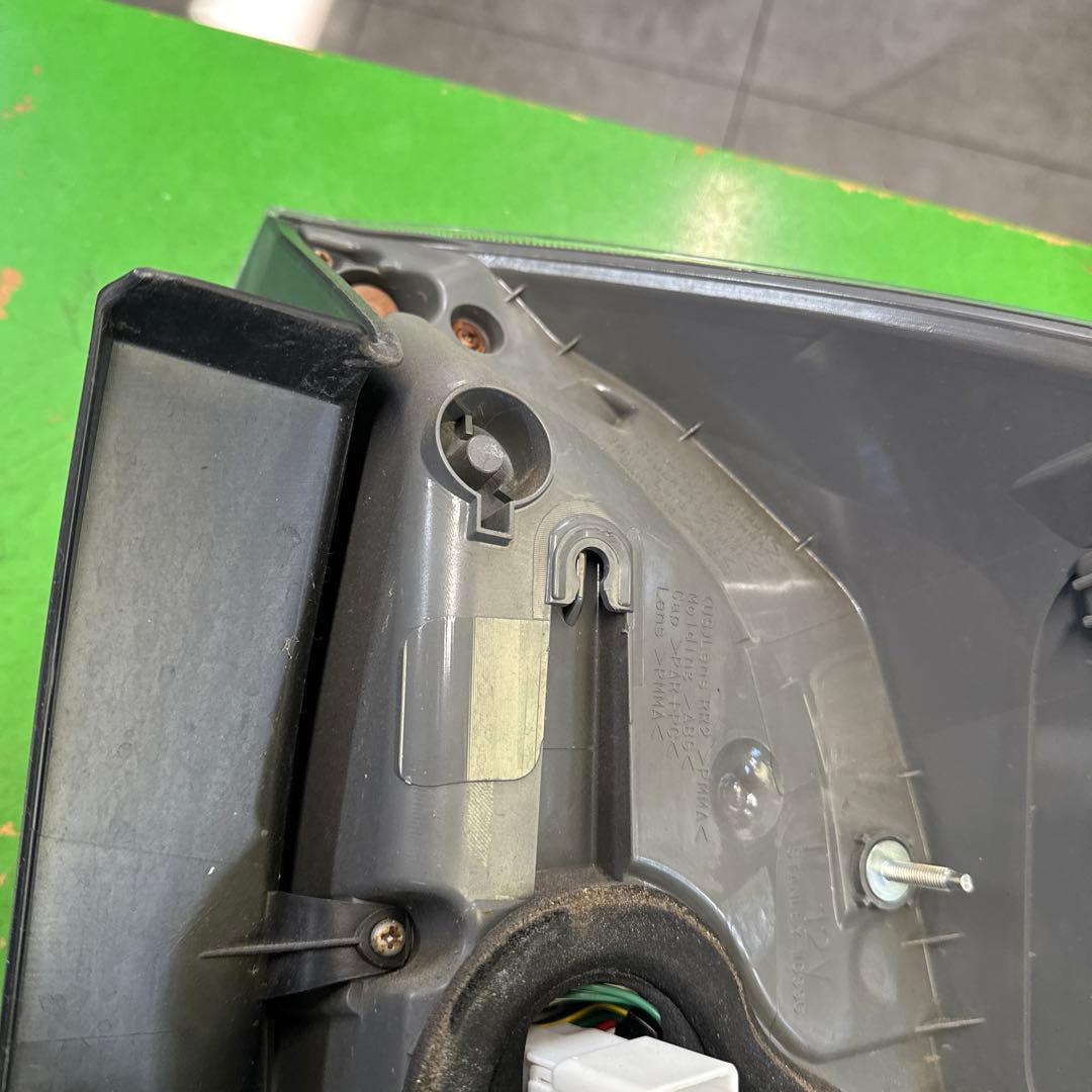 トヨタ　プリウス　30 後期　テールランプ　テールライト　左右セット　中古品