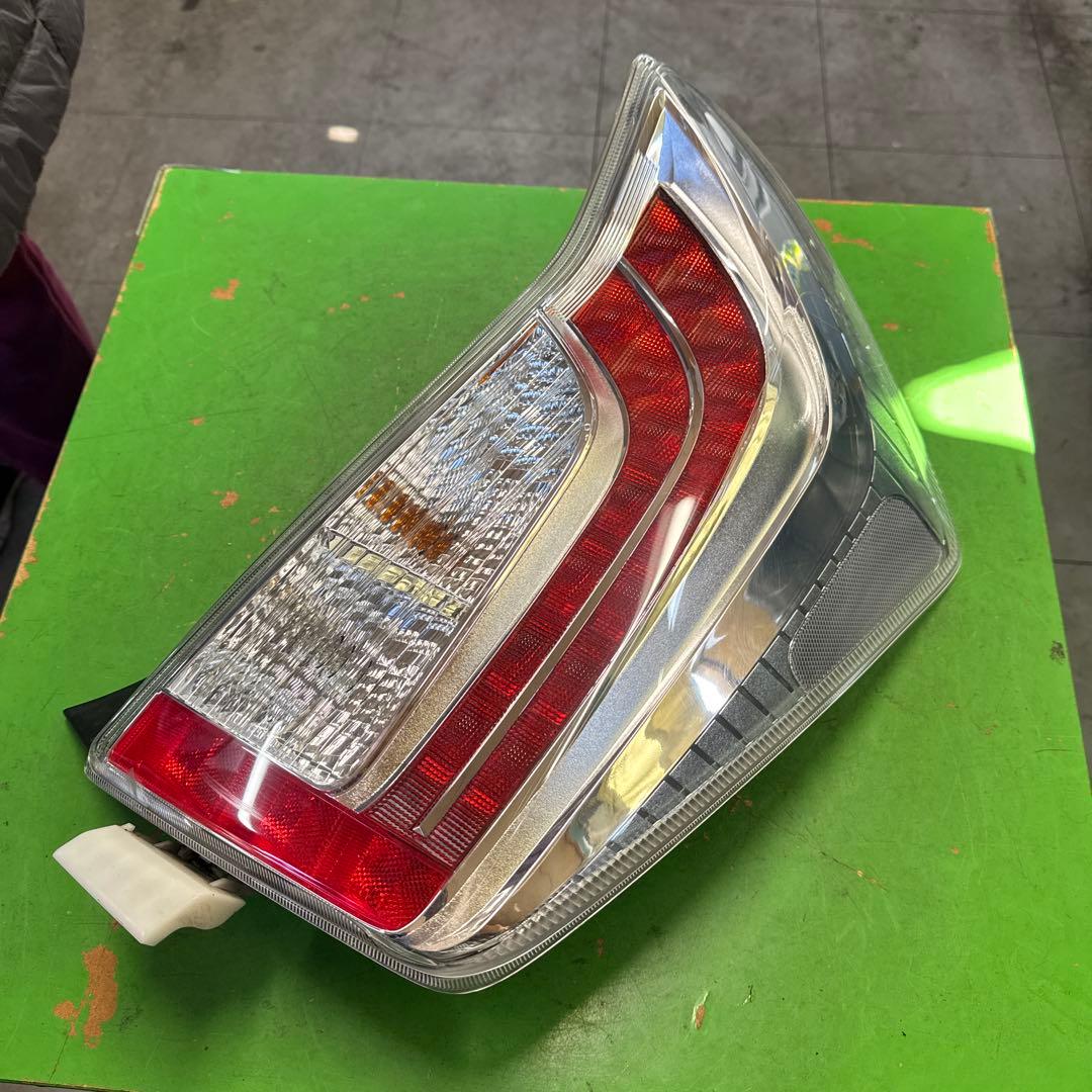 トヨタ　プリウス　30 後期　テールランプ　テールライト　左右セット　中古品