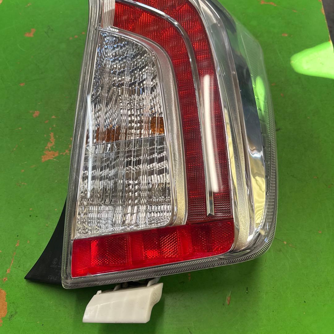 トヨタ　プリウス　30 後期　テールランプ　テールライト　左右セット　中古品