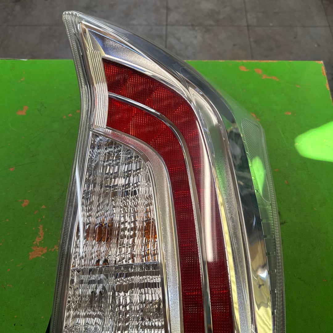 トヨタ　プリウス　30 後期　テールランプ　テールライト　左右セット　中古品